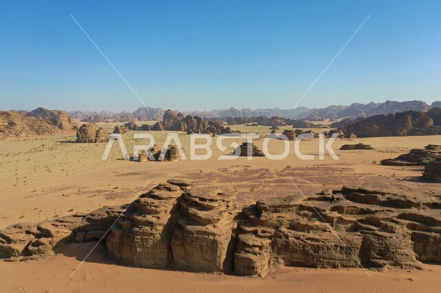 صورة للتكوينات الصخرية في نيوم بالمملكة العربية السعودية، جمال الصحراء في وضح النهار، الصحراء السعودية في منطقة تبوك 