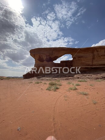 صورة للتكوينات الصخرية والكثبان الرملية في صحراء حسمى نيوم بالمملكة العربية السعودية، جمال الصحراء في وضح النهار، الصحراء السعودية في منطقة تبوك