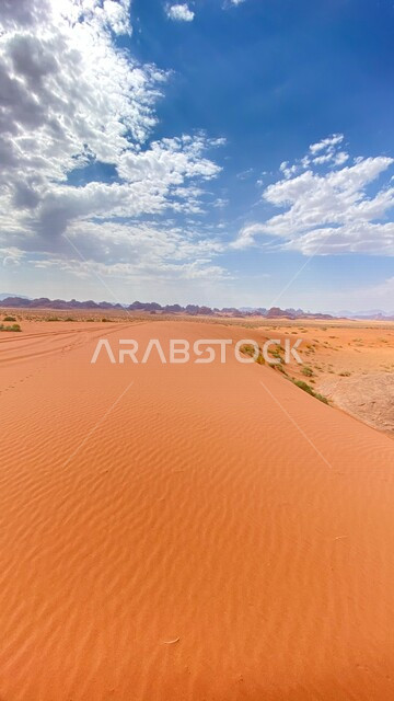 صورة للتكوينات الصخرية والكثبان الرملية في صحراء حسمى نيوم بالمملكة العربية السعودية، جمال الصحراء في وضح النهار، الصحراء السعودية في منطقة تبوك
