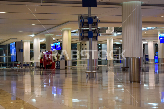 صورة لصالة فارغة داخل مطار دبي بالإمارات العربية المتحدة، خدمة تغليف الأمتعة داخل المطار، الخدمة الذاتية داخل المطار، دولة الإمارات العربية المتحدة