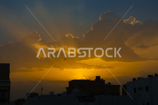 منظر غروب و شروق الشمس الذهبي في سماء مدينة جدة ، الأحياء السكنية العريقة في جدة ، الطبيعة الخلابة في المملكة العربية السعودية