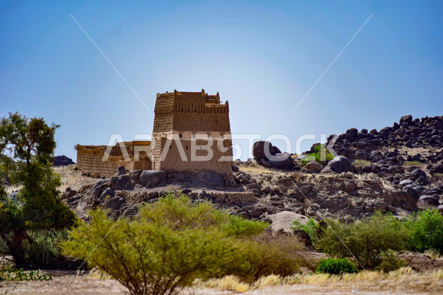 قلعة آثرية حجرية قديمة ذات فن معماري عربي عتيق في عسير بالقرب من خميس مشيط ، معالم سياحية و آثرية عريقة بالمملكة العربية السعودية