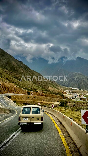 صورة لطريق سير السيارات في منطقة العقبة الصماء و التي تسمي بعقبة الموت أو الثعبان لخطورتها ، و تربط مدينة أبها برجال ألمع ، من أخطر الطرق بالمملكة العربية السعودية تقع في جنوب السعودية ، الطبيعة الخلابة بالسعودية