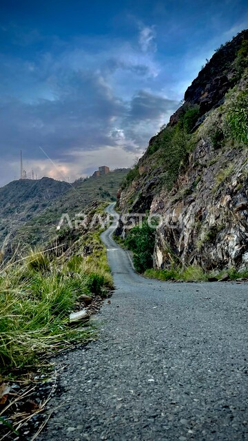صورة لطريق سير السيارات في منطقة العقبة الصماء و التي تسمي بعقبة الموت أو الثعبان لخطورتها ، و تربط مدينة أبها برجال ألمع ، من أخطر الطرق بالمملكة العربية السعودية تقع في جنوب السعودية ، الطبيعة الخلابة بالسعودية