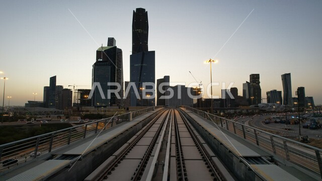 صورة لمسار القطار الكهربائي الاوتوماتيكي في مدينة الرياض ، مترو الرياض ، من وسائل النقل العامة في المدينة ، مشروع الملك عبد العزيز للنقل العام في المملكة العربية السعودية 