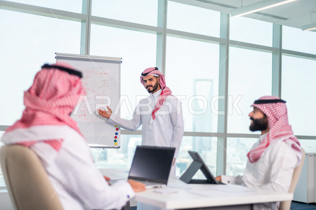 اجتماع مجموعة من رجال الاعمال الخليجيين السعوديين داخل الشركة ، استخدام جهاز اللابتوب والتابلت اثناء الاجتماع ، الاستماع الى قائد الفريق ، مناقشة اهداف وسياسة الشركة ، شرح استراتيجية العمل ، مناقشة مشروع، ورشة عمل، تدريب وتطوير الموظفين