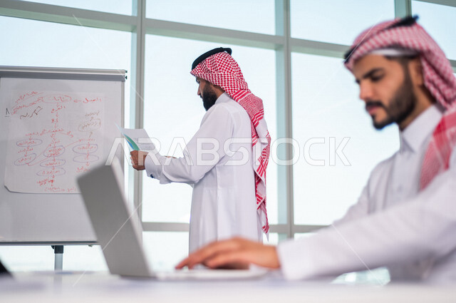 اجتماع مجموعة من رجال الاعمال الخليجيين السعوديين داخل الشركة ، استخدام جهاز اللابتوب والتابلت اثناء الاجتماع ، الاستماع الى قائد الفريق ، مناقشة اهداف وسياسة الشركة ، شرح استراتيجية العمل ، مناقشة مشروع، ورشة عمل، تدريب وتطوير الموظفين