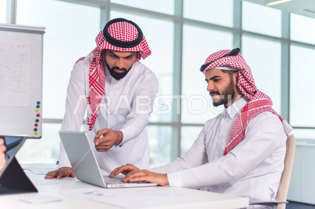 اجتماع مجموعة من رجال الاعمال الخليجيين السعوديين داخل الشركة ، استخدام جهاز اللابتوب والتابلت اثناء الاجتماع ، الاستماع الى قائد الفريق ، مناقشة اهداف وسياسة الشركة ، شرح استراتيجية العمل ، مناقشة مشروع، تدريب وتطوير الموظفين