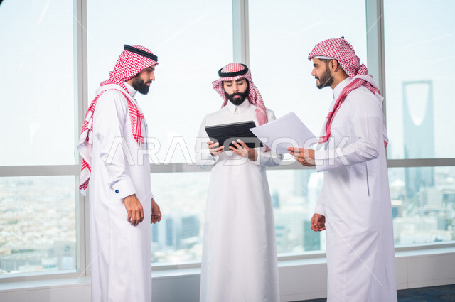 مجموعة من رجال الاعمال الخليجيين السعوديين داخل الشركة ، مناقشة امور خاصة بالعمل عبر جهاز التابلت، مناقشة اهداف وسياسة الشركة ، شرح استراتيجية العمل ، مناقشة مشروع، تدريب وتطوير الموظفين