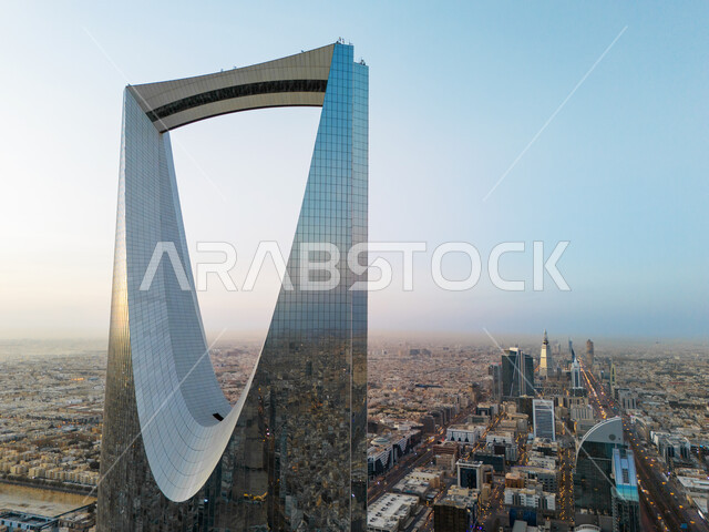 الفن الهندسي المعماري للأبراج وناطحات السحاب في العاصمة، صورة مقربة لانعكاس المباني السكنية والتجارية على برج المملكة في مدينة الرياض في النهار، تطور وتنمية العمران في المملكة العربية السعودية، معالم سياحية مشهورة