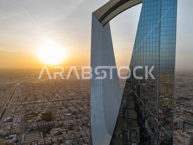 الفن الهندسي المعماري للأبراج وناطحات السحاب في العاصمة، صورة مقربة لانعكاس المباني السكنية والتجارية على برج المملكة في مدينة الرياض وقت غروب الشمس، تطور وتنمية العمران في المملكة العربية السعودية، معالم سياحية مشهورة