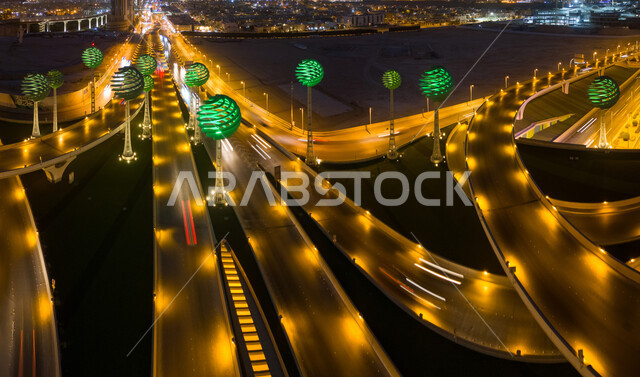 الفن الهندسي المعماري للمجسمات الفنية على شكل أشجار خضراء، معالم الرياض المشهورة، دوار عرقة على تقاطع طريق الملك عبد لله مع الملك خالد، الشوارع والطرقات المضاءة في الليل، تنشيط حركة السياحة في المملكة العربية السعودية