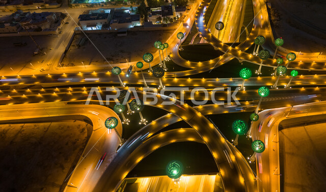 الفن الهندسي المعماري للمجسمات الفنية على شكل أشجار خضراء، معالم الرياض المشهورة، دوار عرقة على تقاطع طريق الملك عبد لله مع الملك خالد، الشوارع والطرقات المضاءة في الليل، تنشيط حركة السياحة في المملكة العربية السعودية