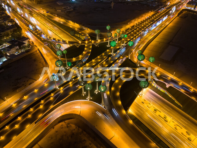 الفن الهندسي المعماري للمجسمات الفنية على شكل أشجار خضراء، معالم الرياض المشهورة، دوار عرقة على تقاطع طريق الملك عبد لله مع الملك خالد، الشوارع والطرقات المضاءة في الليل، تنشيط حركة السياحة في المملكة العربية السعودية