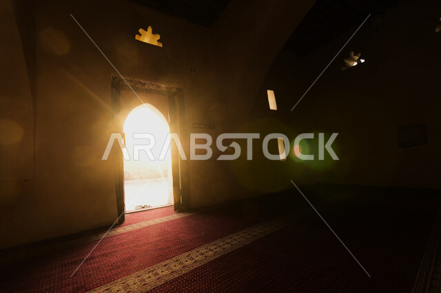 دخول اشعة الشمس لداخل مسجد جواثا في المملكة العربية السعودية، الاقواس والديكورات الداخلية للأماكن الاسلامية المقدسة, معالم اثرية دينية تاريخية, مفهوم العبادة و التقرب الى الله, اماكن اداء الفروض و الصلوات