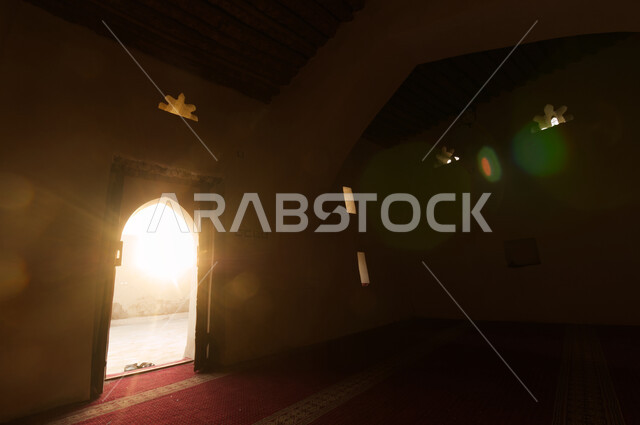 انعكاس اشعة الشمس ال داخل مسجد جواثا في المملكة العربية السعودية، الاقواس والديكورات الداخلية للأماكن الاسلامية المقدسة, معالم اثرية دينية تاريخية, مفهوم العبادة و التقرب الى الله, نداء المسلمين لأداء الفرائض