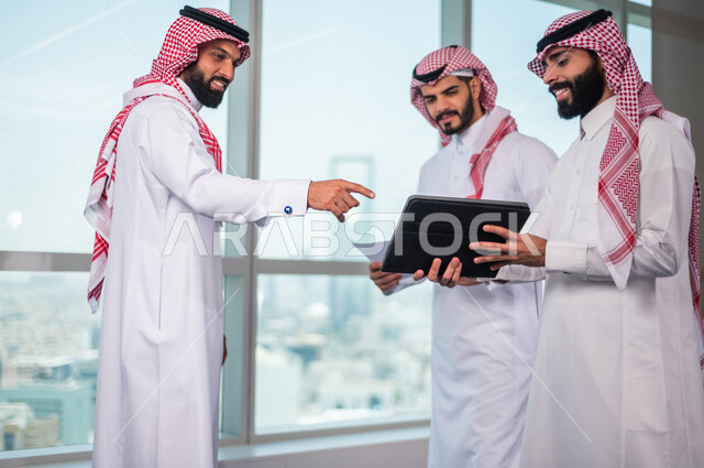 مجموعة من رجال الاعمال الخليجيين السعوديين داخل الشركة ، مناقشة امور خاصة بالعمل عبر جهاز التابلت، مناقشة اهداف وسياسة الشركة ، شرح استراتيجية العمل ، مناقشة مشروع، تدريب وتطوير الموظفين