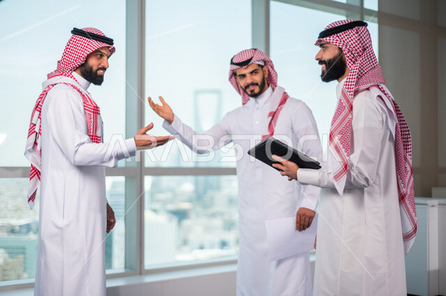 مجموعة من رجال الاعمال الخليجيين السعوديين داخل الشركة ، مناقشة امور خاصة بالعمل عبر جهاز التابلت، مناقشة اهداف وسياسة الشركة ، شرح استراتيجية العمل ، مناقشة مشروع، تدريب وتطوير الموظفين