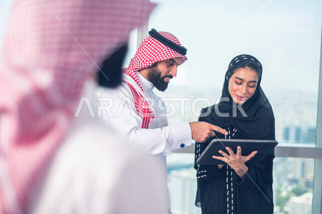 مجموعة من الرجال الاعمال السعوديين داخل مقر الشركة ، مناقشة جدول الاعمال و المهام ، سكرتيرة عربية سعودية خليجية تعمل على تنظيم المهام و الاعمال و تدوين الملاحظات  عبر جهاز تقني، الوحدة والعمل الجماعي