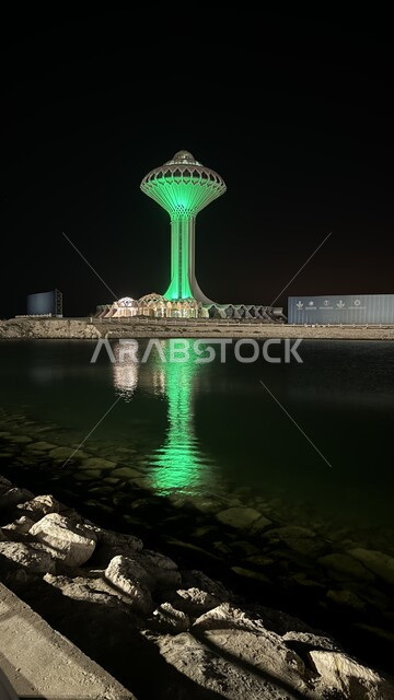  برج المياه المضاء باللون الأخضر على كورنيش الخبر في الدمام، الفن الهندسي المعماري للابراج وناطحات السحاب في المملكة العربية السعودية، اماكن ومعالم سياحية مشهورة، المناظر الطبيعة البحرية في المنطقة الشرقية في الليل