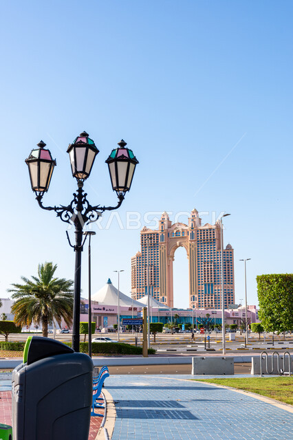 الفنادق والمنتجعات الفاخرة، الفن الهندسي المعماري الحديث, الحدائق العامة أمام فندق لريكسوس مارينا في أبو ظبي، النمو والتقدم الحضاري للأبراج وناطحات السحاب في الإمارات العربية المتحدة، الاهتمام بزراعة الأشجار الخضراء، معالم و أماكن سياحية مشهورة