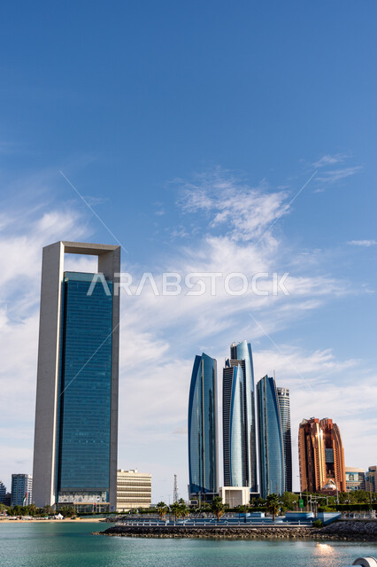 أماكن جذب واستقطاب السائحين، الواجهة البحرية على ساحل الخليج العربي ، التطور والتقدم العمراني للمباني والمنشآت في الإمارات، الاهتمام  بزراعة الأشجار والمساحات الخضراء، الفن الهندسي المعماري للأبراج وناطحات السحاب، المعالم السياحية المشهورة في مدينة أبو ظبي