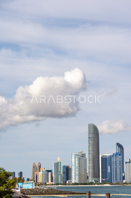 الواجهة البحرية على ساحل الخليج العربي ، التطور والتقدم العمراني للمباني والمنشآت في الإمارات، الاهتمام  بزراعة الأشجار والمساحات الخضراء، الفن الهندسي المعماري للأبراج وناطحات السحاب، المعالم السياحية المشهورة في مدينة أبو ظبي، أماكن جذب واستقطاب السائحين