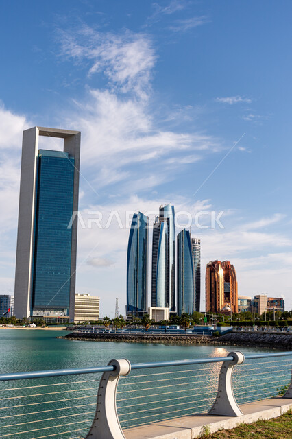 الواجهة البحرية على ساحل الخليج العربي ، التطور والتقدم العمراني للمباني والمنشآت في الإمارات، الاهتمام  بزراعة الأشجار والمساحات الخضراء، الفن الهندسي المعماري للأبراج وناطحات السحاب، المعالم السياحية المشهورة في مدينة أبو ظبي، أماكن جذب واستقطاب السائحين