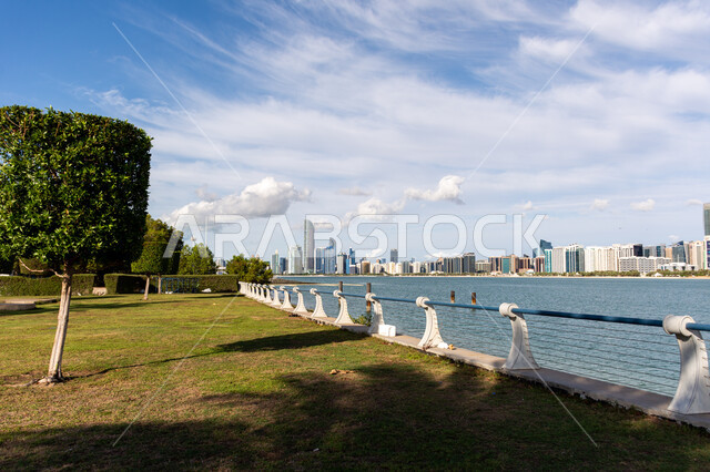 الواجهة البحرية على ساحل الخليج العربي، التطور والتقدم العمراني للمباني والمنشآت في الإمارات، الاهتمام  بزراعة الأشجار والمساحات الخضراء، الفن الهندسي المعماري للأبراج وناطحات السحاب، المعالم السياحية المشهورة في مدينة أبو ظبي، أماكن جذب واستقطاب السائحين