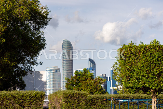 الاهتمام  بزراعة الأشجار والمساحات الخضراء، الفن الهندسي المعماري للأبراج وناطحات السحاب، المعالم السياحية المشهورة في مدينة أبو ظبي، أماكن جذب واستقطاب السائحين، التطور والتقدم العمراني للمباني والمنشآت في الإمارات