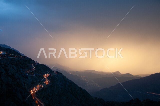 عقبة الباحة النازلة إلى قرية ذي عين الاثرية في وقت غروب الشمس, الطبيعة الجبلية في المملكة العربية السعودية, أماكن السياحة الطبيعية, المعالم التراثية السياحية