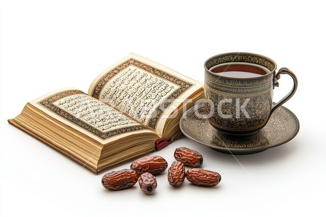 ضيافة رمضان و المناسبات الإسلامية، تقديم المشروبات الساخنة مع الرطب، فنجان قهوة عربية نحاسي مع حبات من التمر  بجانب كتاب القرآن الكريم، الأجواء الرمضانية الروحانية في المملكة العربية السعودية، خلفية بيضاء