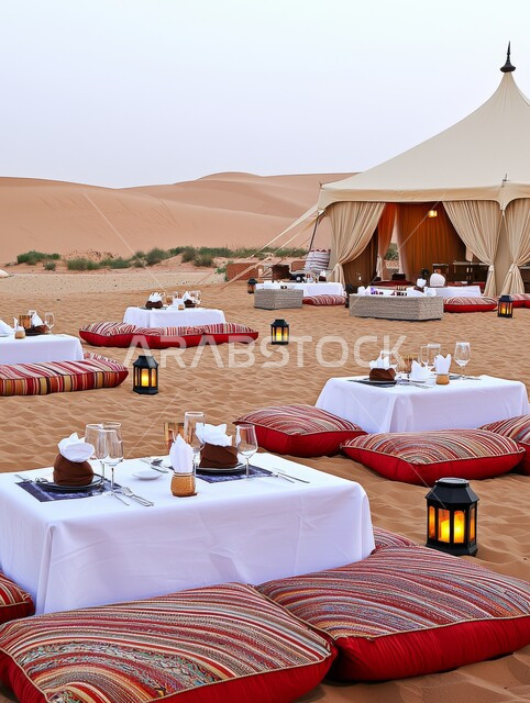 كشتة ومغامرة برية، جلسة هادئة أمام الفوانيس المعدنية المشتعلة، أجواء التخييم الشبابية الممتعه، الرمال الذهبية الناعمة والطبيعة، خيمة شعبية في المناطق الصحراوية، مخيمات سياحية في صحاري المملكة العربية السعودية