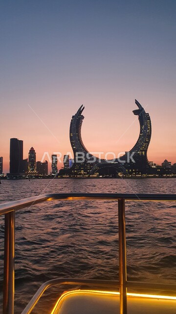 التطور والتقدم العمراني في قطر، برج كتارا التوأم في منطقة لوسيل الدوحة، الفن الهندسي المعماري للابراج وناطحات السحاب في وقت الغروب، أماكن ومعالم مشهورة ومميزة، مناطق سياحية لجذب السياح من شتى أنحاء العالم