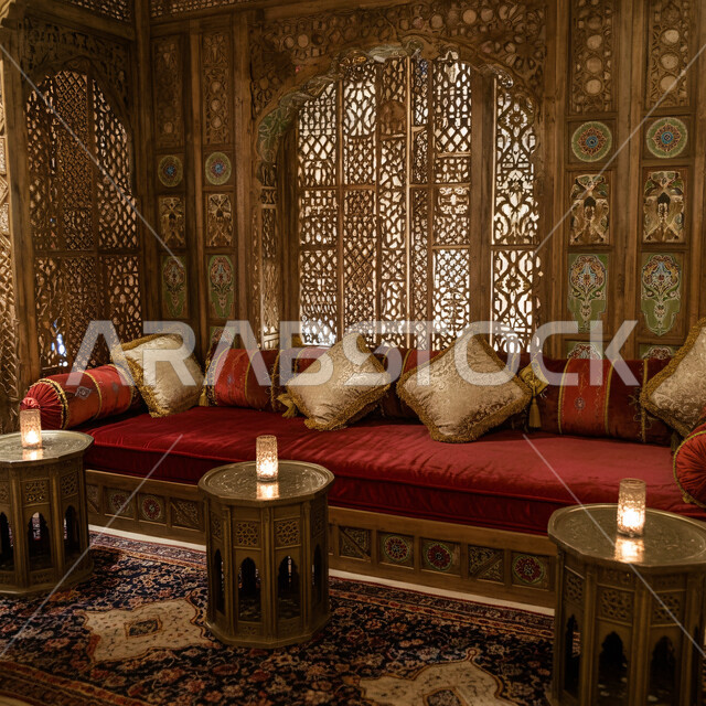 التمسك بالعادات والتقاليد العربية الغنية بالثقافة القديمة، ديكورات أثرية عريقة في المملكة العربية السعودية، الفن الهندسي المعماري على الطراز التقليدي للجلسات الشعبية، تصاميم المجلس السعودي بزخارف جدارية ثراثية، غرف استقبال الضيوف