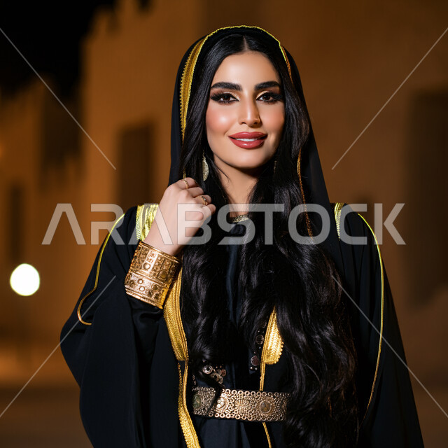مفهوم الأنوثة والجمال والاهتمام بالمظهر الخارجي، إمرأة عربية سعودية خليجية ترتدي زي المنطقة الشرقية تنظر إلى الكاميرا بإيماءات الفخر والثقة بالنفس، حب الوطن والانتماء إليه، ذكرى اليوم الوطني السعودي 23 سبتمبر، يوم التأسيس 22 فبراير
