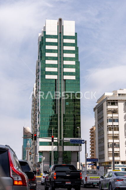 احركة المرور وسير السيارات في الشوارع والطرقات العامة، التطور والتقدم في بناء الأبراج وناطحات السحاب, المعالم السياحية المشهورة في الإمارات العربية المتحدة، أماكن جذب واستقطاب السائحين، الفن الهندسي المعماري الحديث للمباني السكنية والمنشآت التجارية