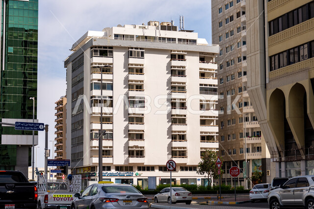 احركة المرور وسير السيارات في الشوارع والطرقات العامة، التطور والتقدم في بناء الأبراج وناطحات السحاب, المعالم السياحية المشهورة في الإمارات العربية المتحدة، أماكن جذب واستقطاب السائحين، الفن الهندسي المعماري الحديث للمباني السكنية والمنشآت التجارية