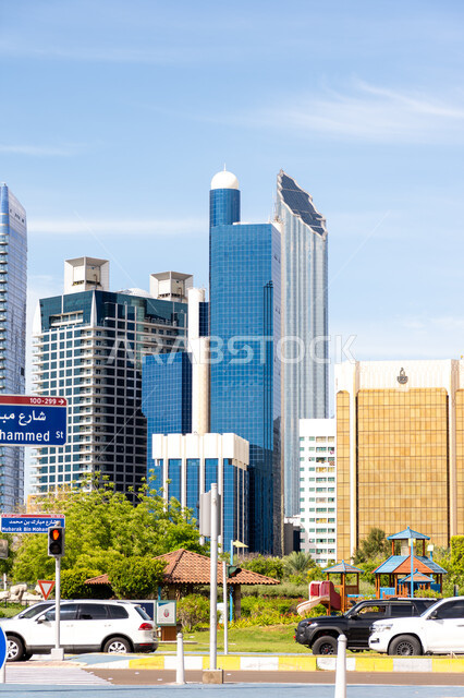 أماكن جذب واستقطاب السائحين، حركة مرور السيارات في الشوارع، المباني والمنشآت التجارية الشاهقة، التطور والتقدم العمراني في الإمارات العربية المتحدة، الفن الهندسي المعماري الحديث للأبراج وناطحات السحاب، الاهتمام بالتشجير وزراعة النباتات الخضراء