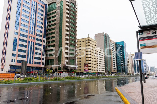 النقل و المواصلات في مدينة أبو ظبي، حركة مرور السيارات في الطرق والشوارع العامة، النمو والتطور العمراني، الفن الهندسي المعماري للأبراج وناطحات السحاب، أماكن سياحية مشهورة في الإمارات العربية المتحدة، أجواء شتوية ماطرة