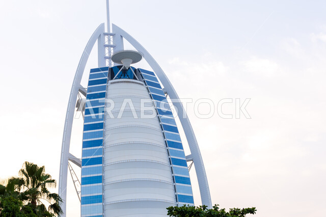 جذب واستقطاب السياح من انحاء العالم، الاهتمام بالتشجير وزراعة النبات الخضراء، الواجهة السياحية في الامارات العربية المتحدة، المعالم والأماكن السياحية المشهورة، الفن الهندسي المعماري على الطراز الحديث للأبراج وناطحات السحاب، برج العرب في مدينة دبي