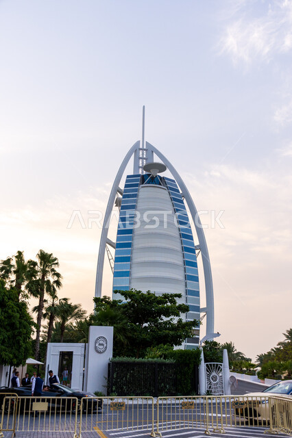 جذب واستقطاب السياح من انحاء العالم، الاهتمام بالتشجير وزراعة النبات الخضراء، الواجهة السياحية في الامارات العربية المتحدة، المعالم والأماكن السياحية المشهورة، الفن الهندسي المعماري على الطراز الحديث للأبراج وناطحات السحاب، برج العرب في مدينة دبي