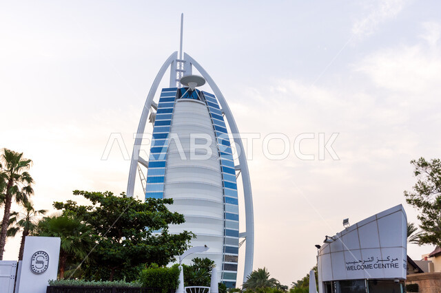 جذب واستقطاب السياح من انحاء العالم، الاهتمام بالتشجير وزراعة النبات الخضراء، الواجهة السياحية في الامارات العربية المتحدة، المعالم والأماكن السياحية المشهورة، الفن الهندسي المعماري على الطراز الحديث للأبراج وناطحات السحاب، برج العرب في مدينة دبي