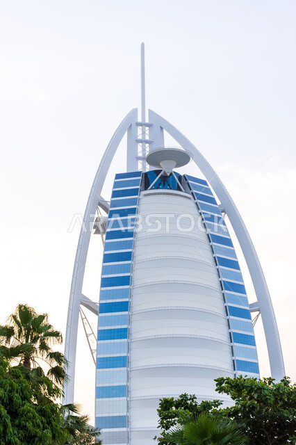 جذب واستقطاب السياح من انحاء العالم، الاهتمام بالتشجير وزراعة النبات الخضراء، الواجهة السياحية في الامارات العربية المتحدة، المعالم والأماكن السياحية المشهورة، الفن الهندسي المعماري على الطراز الحديث للأبراج وناطحات السحاب، برج العرب في مدينة دبي