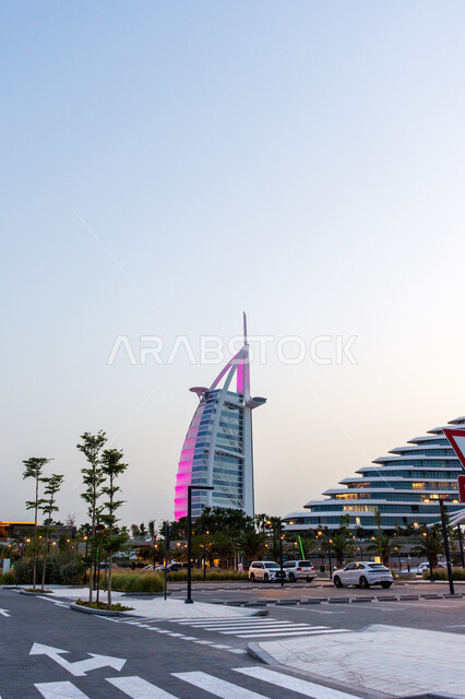 حركة مرور السيارات في الشوارع، الاهتمام بالتشجير وزراعة النباتات الخضراء، الواجهة السياحية في الامارات، المعالم السياحية المشهورة، الفن الهندسي المعماري على الطراز الحديث للأبراج وناطحات السحاب، برج العرب في مدينة دبي، جذب واستقطاب السياح من انحاء العالم