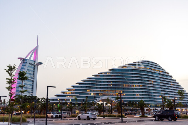 حركة مرور السيارات في الشوارع، الاهتمام بالتشجير وزراعة النباتات الخضراء، الواجهة السياحية في الامارات، المعالم السياحية المشهورة، الفن الهندسي المعماري على الطراز الحديث للأبراج وناطحات السحاب، برج العرب في مدينة دبي، جذب واستقطاب السياح من انحاء العالم