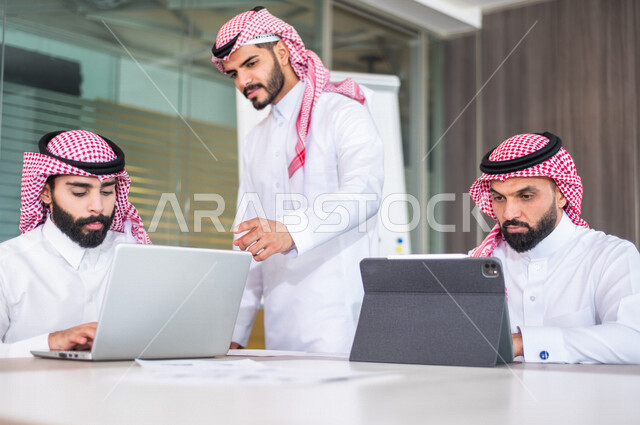 اجتماع مجموعة من رجال الاعمال الخليجيين السعوديين داخل الشركة ، استخدام جهاز اللابتوب والتابلت اثناء الاجتماع ، الاستماع الى قائد الفريق ، مناقشة اهداف وسياسة الشركة ، شرح استراتيجية العمل ، مناقشة مشروع، ورشة عمل، تدريب وتطوير الموظفين