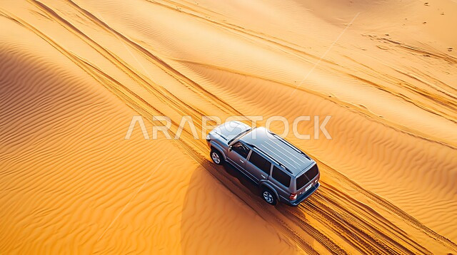 الأنشطة الترفيهية لقيادة السيارات في المناطق الصحراوية، مغامرة سفاري على الكثبان الرملية في المملكة العربية السعودية، سيارة رمادية تسير على رمال الصحراء الذهبية الناعمة