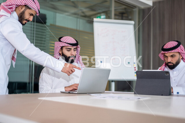 اجتماع مجموعة من رجال الاعمال الخليجيين السعوديين داخل الشركة ، استخدام جهاز اللابتوب والتابلت اثناء الاجتماع ، الاستماع الى قائد الفريق ، مناقشة اهداف وسياسة الشركة ، شرح استراتيجية العمل ، مناقشة مشروع، ورشة عمل، تدريب وتطوير الموظفين
