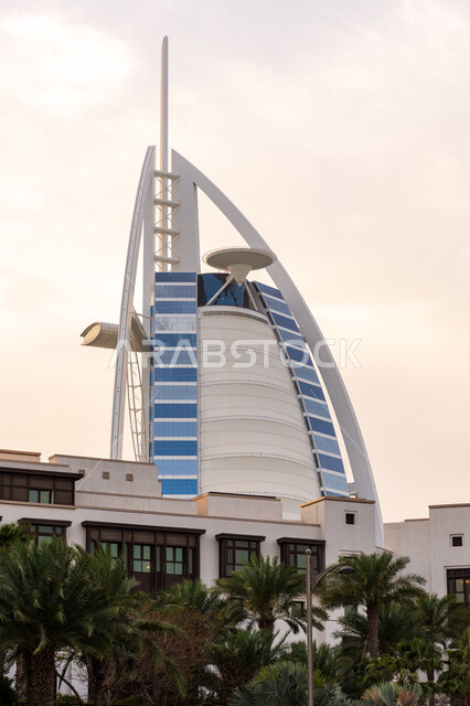 التطور والتقدم العمراني في الإمارات العربية المتحدة، الفن الهندسي المعماري الحديث للأبراج وناطحات السحاب، أماكن جذب واستقطاب السائحين، المباني والمنشآت التجارية الشاهقة وقت النهار، صورة مقربة جوية لبرج العرب المشهور في دبي